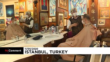 شاهد: صالونات الحلاقة تفتح أبوابها بعد 7 أسابيع من الإغلاق في تركيا