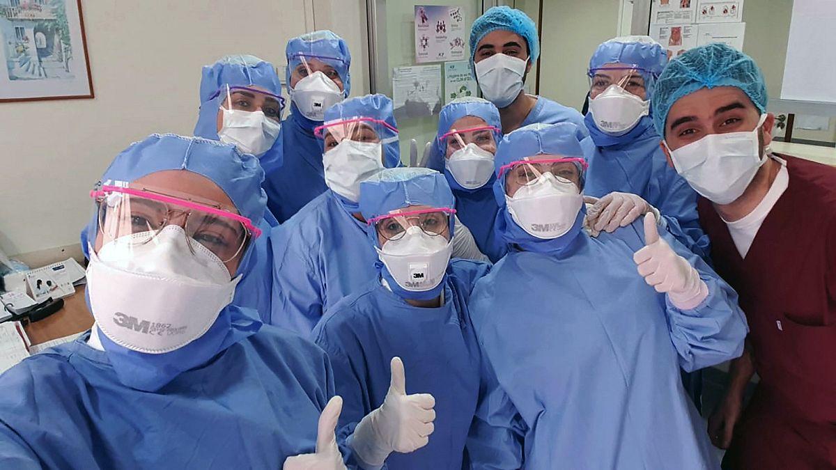 طاقم طبي في مستشفى في بيروت حيث يعملون على مكافحة كوفيد-19 - 2020/04/30