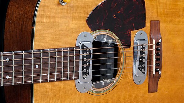 Kurt Cobain'in gitarı 1 milyon dolardan açık arttırmaya çıkarılıyor Kurt Cobain'in gitarı 1 milyon dolardan açık arttırmaya çıkarılıyor