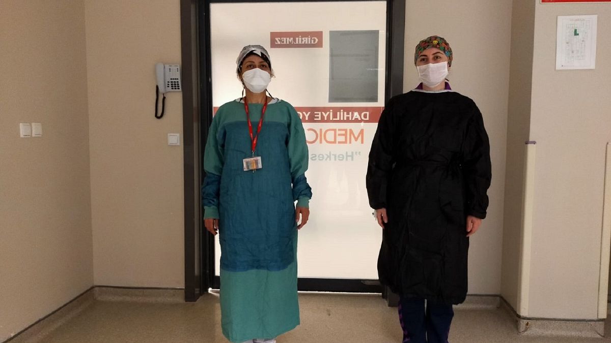 Covid-19 testi pozitif çıkan hemşire Elif Kaşıkçı (sağda) 20 günlük tedavisinin ardından taburcu oldu