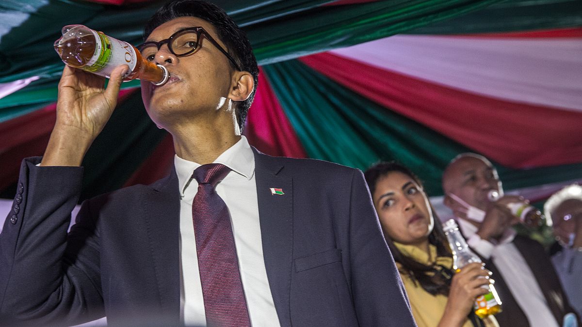 رئيس مدغشقر أندريه راجولينا  يتناول عينة من علاج كوفيد-19 العشبي المحلي  