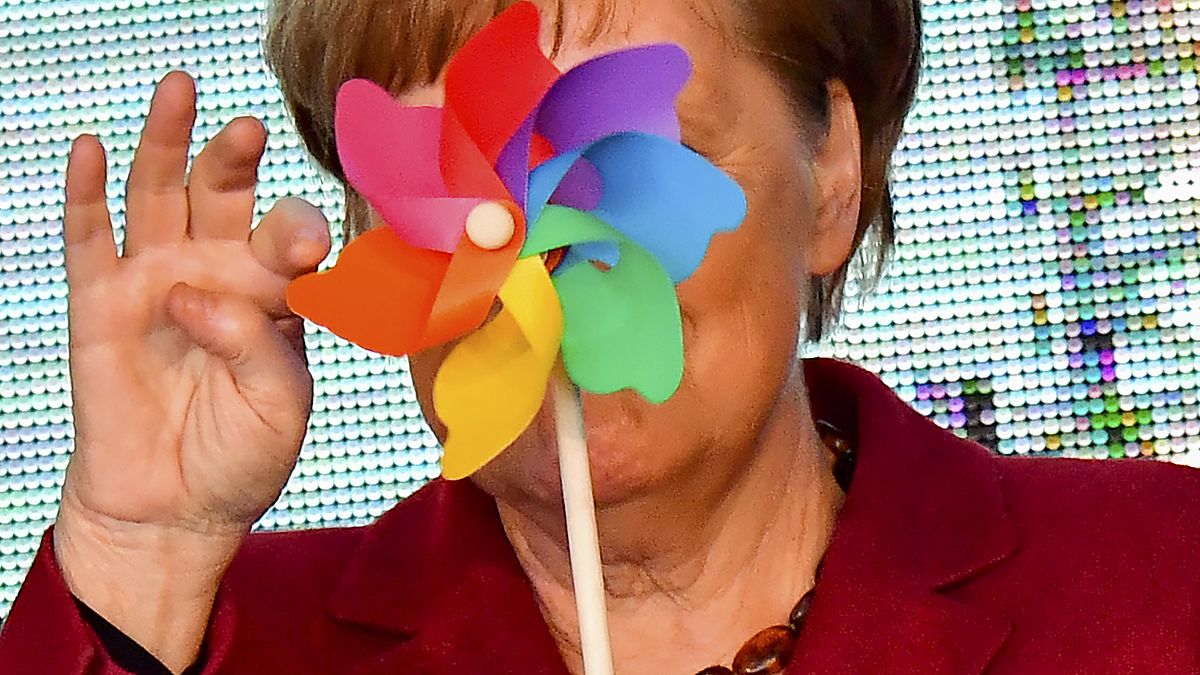 Archiv: Bundeskanzlerin Merkel bei der Eröffnung eines Windparks in Sassnitz (Photo by Tobias SCHWARZ / AFP) / ALTERNATIVE CROP