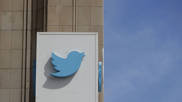Twitter'ın San Francisco'daki binasının dışındaki tabela Twitter'ın San Francisco'daki binasının dışındaki tabela