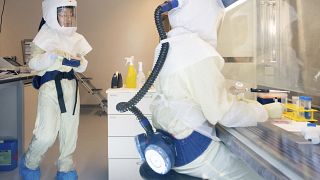 Científicos realizan investigaciones con coronavirus en el Centro Helmholtz de Investigación de Infecciones HZI, en Brunswick (Alemania), el 8 de mayo de 2020.