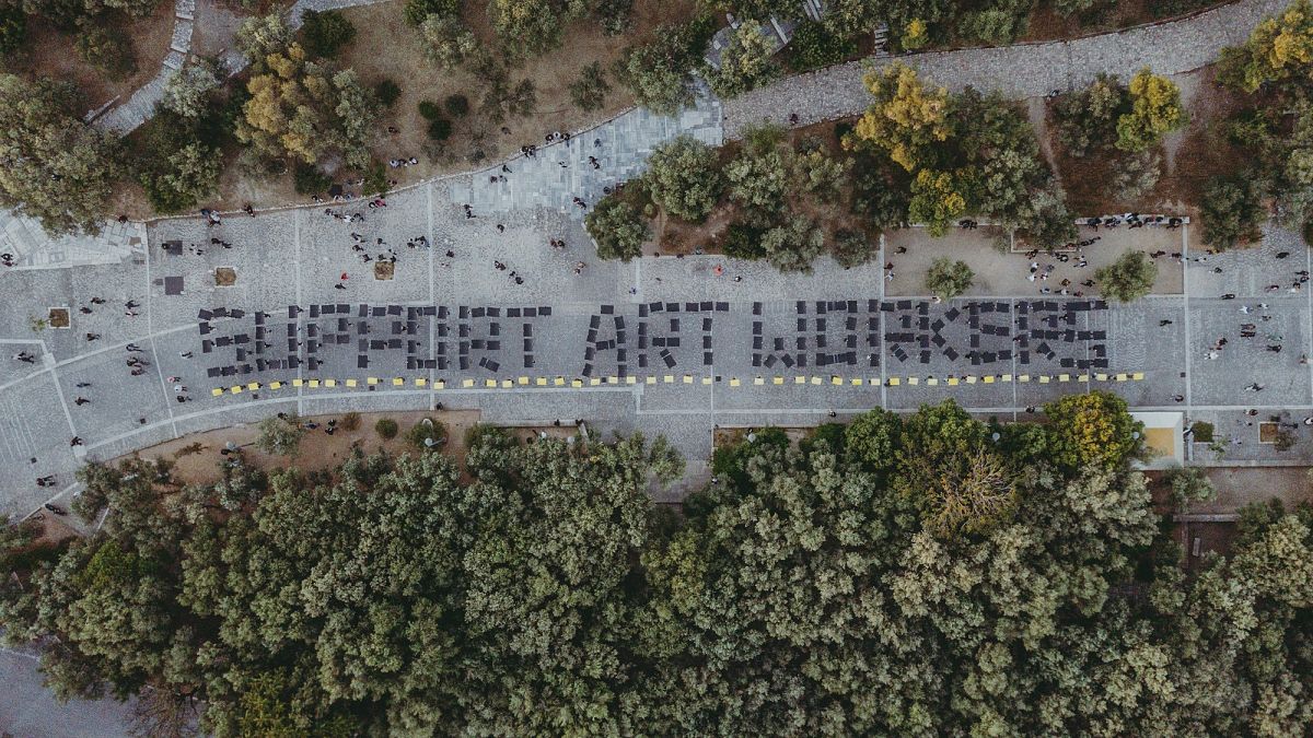 اجرای خیابانی هنرمندان یونانی برای حمایت از  فعالان حوزه فرهنگ و هنر