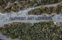 اجرای خیابانی هنرمندان یونانی برای حمایت از  فعالان حوزه فرهنگ و هنر