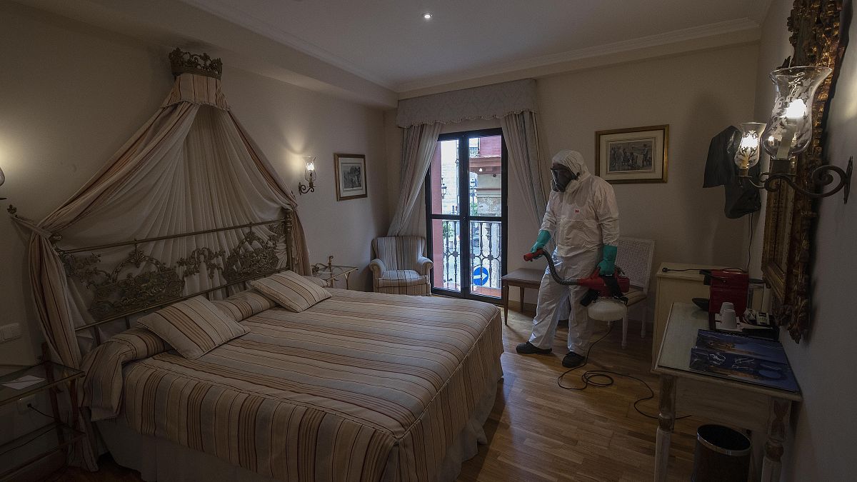 Hoteles y Airbnb planean protocolos de limpieza exhaustiva y robots para superar la crisis del COVID