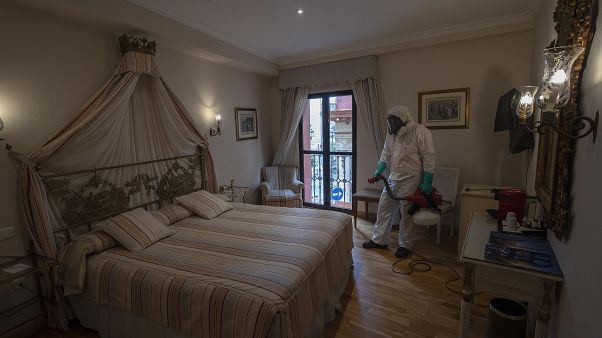 Hoteles y Airbnb planean protocolos de limpieza exhaustiva y robots para superar la crisis del COVID Hoteles y Airbnb planean protocolos de limpieza exhaustiva y robots para superar la crisis del COVID