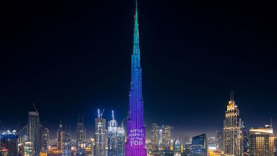 Dubai: Burj Khalifa wird zur hell erleuchteten Spendenbox