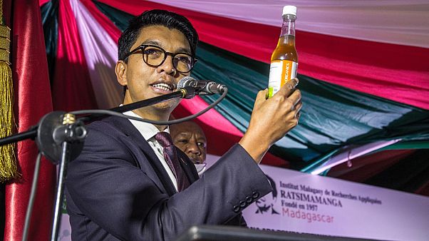 Madagaskar'dan yerli Covid-19 ilacını 'ciddiye almayanlara' yanıt: Avrupa'dan gelseydi şüphe olmazdı Madagaskar'dan yerli Covid-19 ilacını 'ciddiye almayanlara' yanıt: Avrupa'dan gelseydi şüphe olmazdı