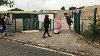 Во Франции вновь открываются школы