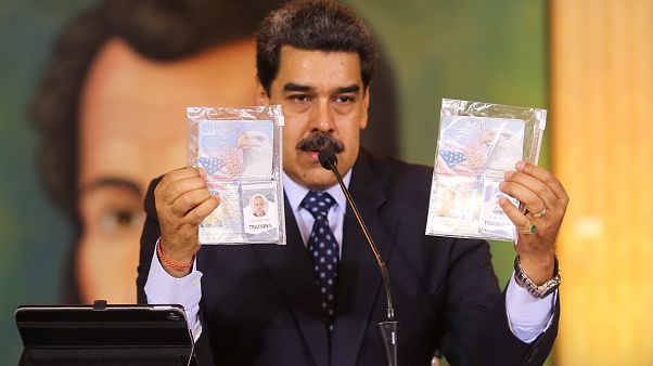 Maduro a két amerikai "zsoldos", Airan Berry és Luke Denman útlevelét mutatja Maduro a két amerikai "zsoldos", Airan Berry és Luke Denman útlevelét mutatja
