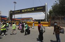 Milhares de pessoas junto à estação de comboios em Nova Deli, na Índia