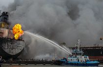 Endonezya'daki petrol tankeri yangınına itfaiye ekipleri denizden müdahale ediyor
