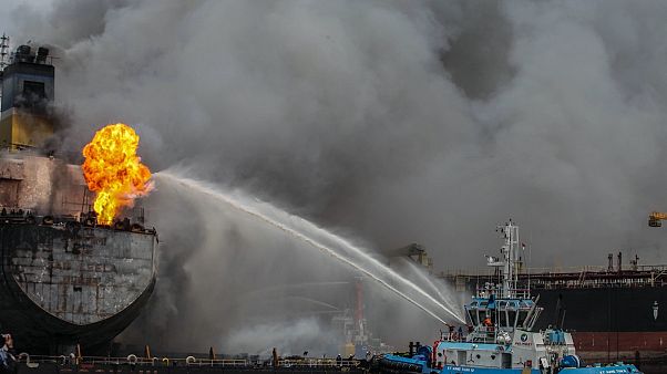 Endonezya'daki petrol tankeri yangınına itfaiye ekipleri denizden müdahale ediyor Endonezya'daki petrol tankeri yangınına itfaiye ekipleri denizden müdahale ediyor