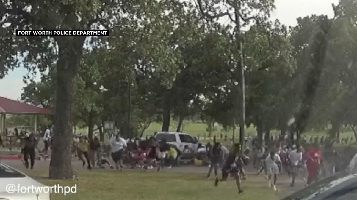 الشرطة الأمريكية في تكساس تطلق النار على مرتادي إحدى الحدائق العامة لدفعهم لمغادرة المكان  