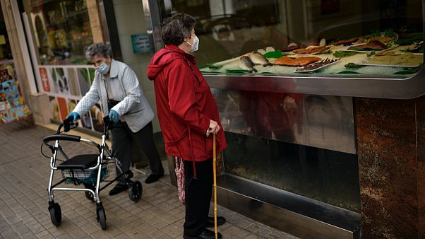 Karantina uygulamasının hafifletildiği İspanya'nın Pamplona bölgesi sakinleri alış veriş yapıyor Karantina uygulamasının hafifletildiği İspanya'nın Pamplona bölgesi sakinleri alış veriş yapıyor