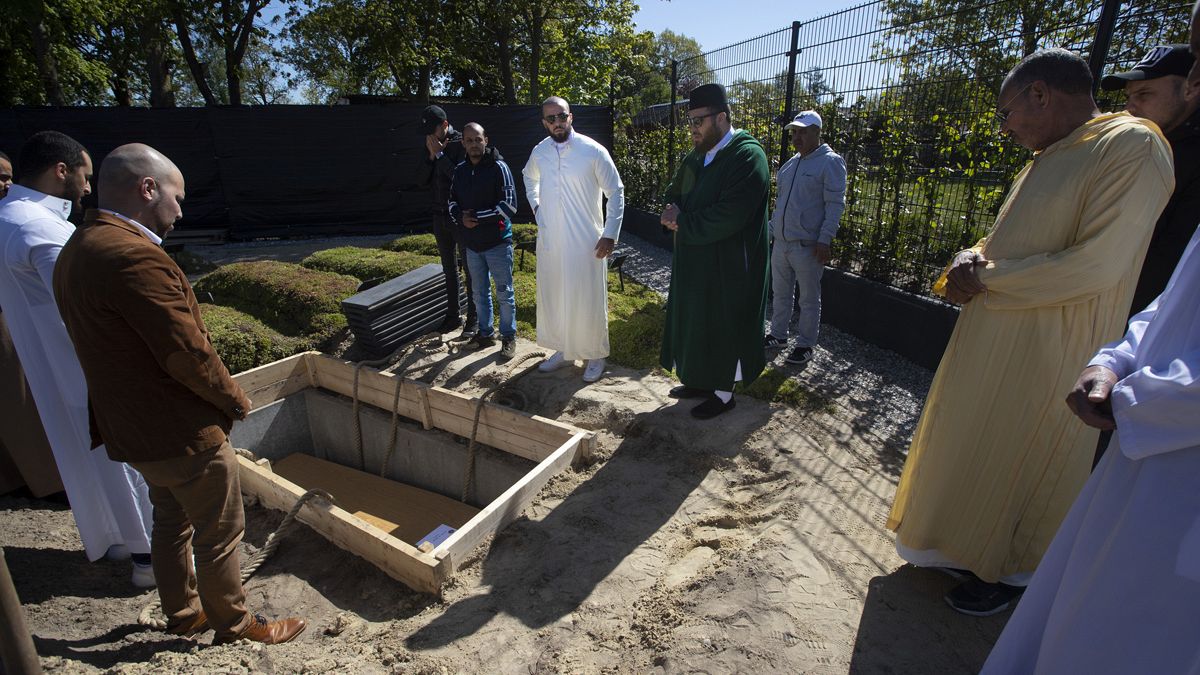 Covid-19, frontiere chiuse: i musulmani in Europa non sanno dove seppellire i loro defunti