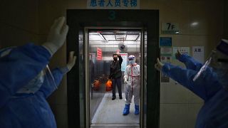 أطباء يودعون مريض تعافى من كورونا في الصين 