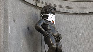 مقابله با کرونا و ماسک بر صورت مجسمه «پسرکی که ادرار می‌کند» در پایتخت اتحادیه اروپا