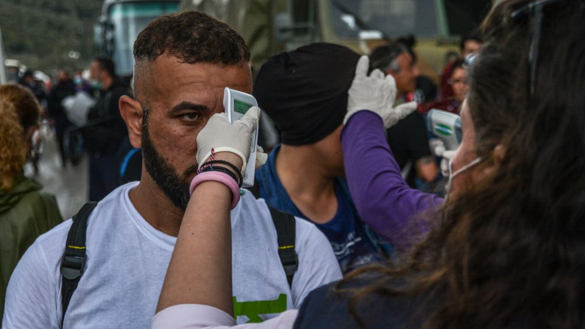 اليونان: إصابة مهاجرين إثنين وصلا مؤخرا إلى جزيرة ليسبوس بكوفيد-19