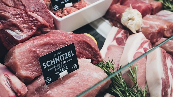 Coronavirus, focolai nei macelli tedeschi: il virus si può trasmettere mangiando la carne? Coronavirus, focolai nei macelli tedeschi: il virus si può trasmettere mangiando la carne?