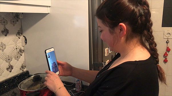 Sosyal mesafeli bir iftar hikayesi: Kalabalık sofralar yerine sanal buluşma Sosyal mesafeli bir iftar hikayesi: Kalabalık sofralar yerine sanal buluşma