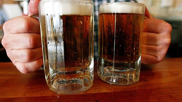 Bira üretiminin askıya alındığı Meksika'da sahte içkiden ölenlerin sayısı 100'ü geçti Bira üretiminin askıya alındığı Meksika'da sahte içkiden ölenlerin sayısı 100'ü geçti