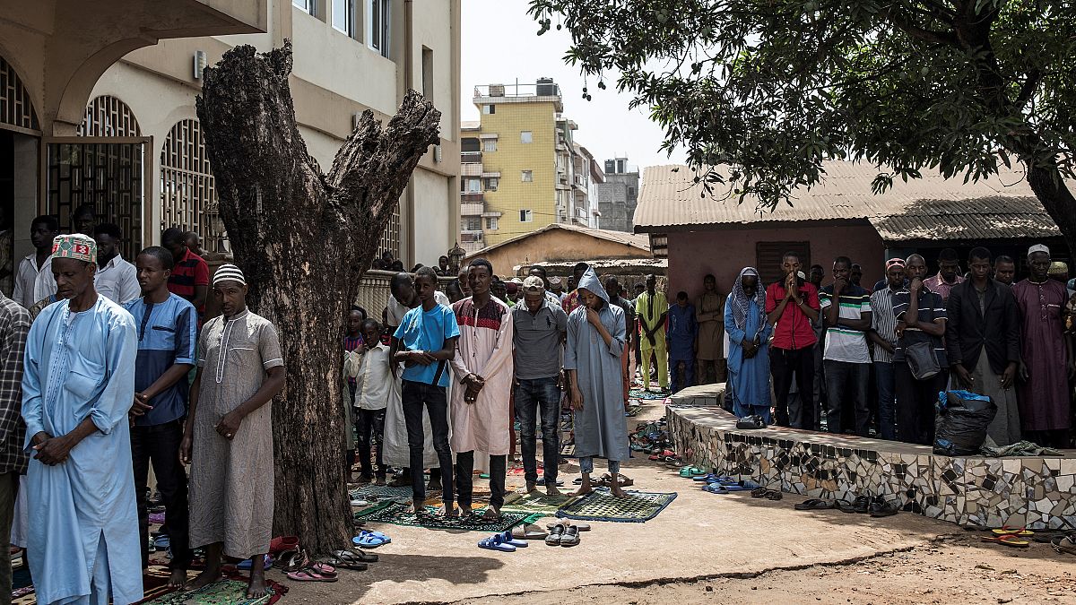 إقامة الصلاة في مسجد في غينيا/ أرشيف