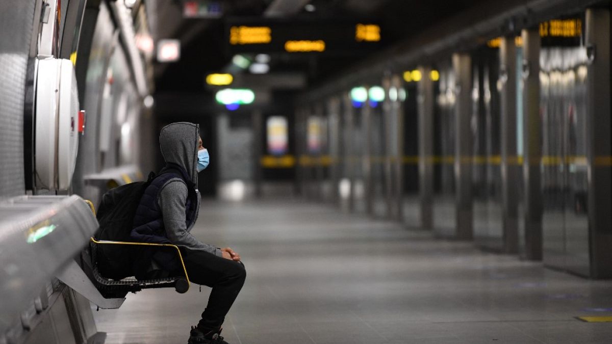 Déconfinement : à quoi ressemble un trajet dans le métro à Londres et à Paris ?