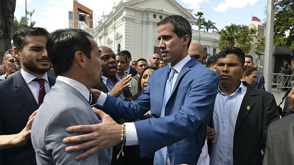 دیدار خوان گوایدو، رهبر مخالفان دولت ونزوئلا(سمت راست) با رومن نادال، سفیر فرانسه در ونزوئلا(سمت چپ) دیدار خوان گوایدو، رهبر مخالفان دولت ونزوئلا(سمت راست) با رومن نادال، سفیر فرانسه در ونزوئلا(سمت چپ)