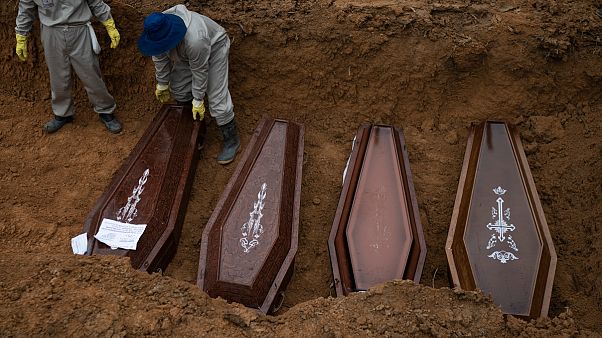 Caixões colocadas numa vala comum no cemitério de Manaus, no Brasil Caixões colocadas numa vala comum no cemitério de Manaus, no Brasil
