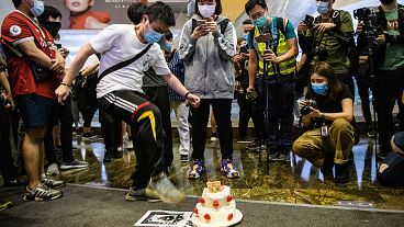 شاهد: المتظاهرون يسخرون من زعيمة هونغ كونغ في يوم عيد ميلادها