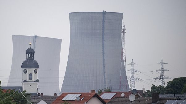 Dos explosiones controladas acaban con las torres de la antigua central nuclear de Philippsburg Dos explosiones controladas acaban con las torres de la antigua central nuclear de Philippsburg