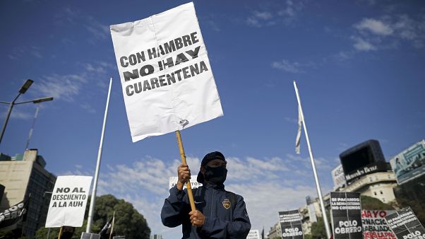 Los argentinos toman las calles a medida que las colas de hambre se multiplican Los argentinos toman las calles a medida que las colas de hambre se multiplican