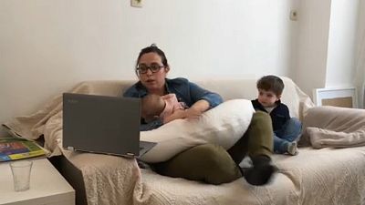 Mujeres con hijos agotadas por el teletrabajo