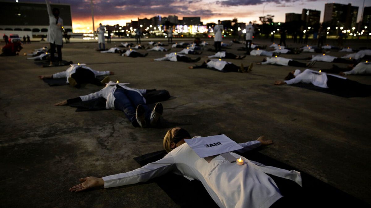 Enfermeiros protestam contra as políticas de combate à Covid-19 de Jair Bolsonaro