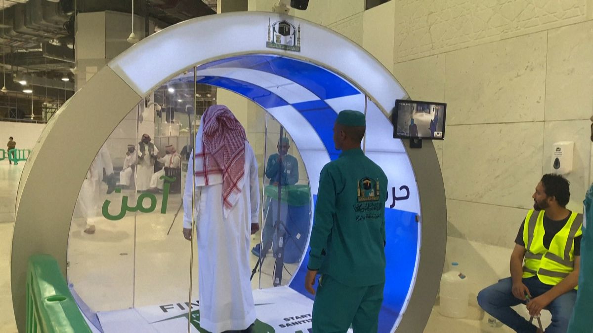 Video | Kabe'de teravih namazı için Covid-19'a karşı dezenfeksiyon kabini