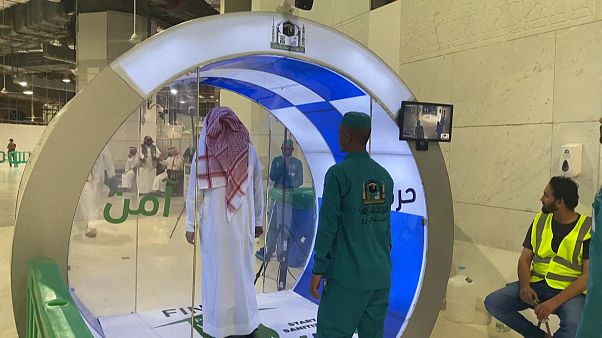Video | Kabe'de teravih namazı için Covid-19'a karşı dezenfeksiyon kabini Video | Kabe'de teravih namazı için Covid-19'a karşı dezenfeksiyon kabini