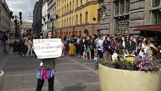 امرأة في روسيا ترفع لافتة تنتقد عبرها حكم السجن الذي أنزله القضاء بالشقيقات الثلاث
