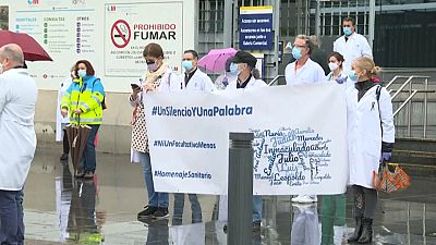 Médicos e enfermeiros espanhóis homenageiam colegas mortos