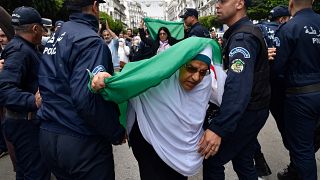 الشرطة الجزائرية تفرق مظاهرة في العاصمة في آذار/مارس الفائت