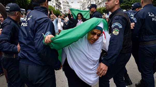 الشرطة الجزائرية تفرق مظاهرة في العاصمة في آذار/مارس الفائت الشرطة الجزائرية تفرق مظاهرة في العاصمة في آذار/مارس الفائت