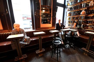 Bares e restaurantes abrem na Áustria