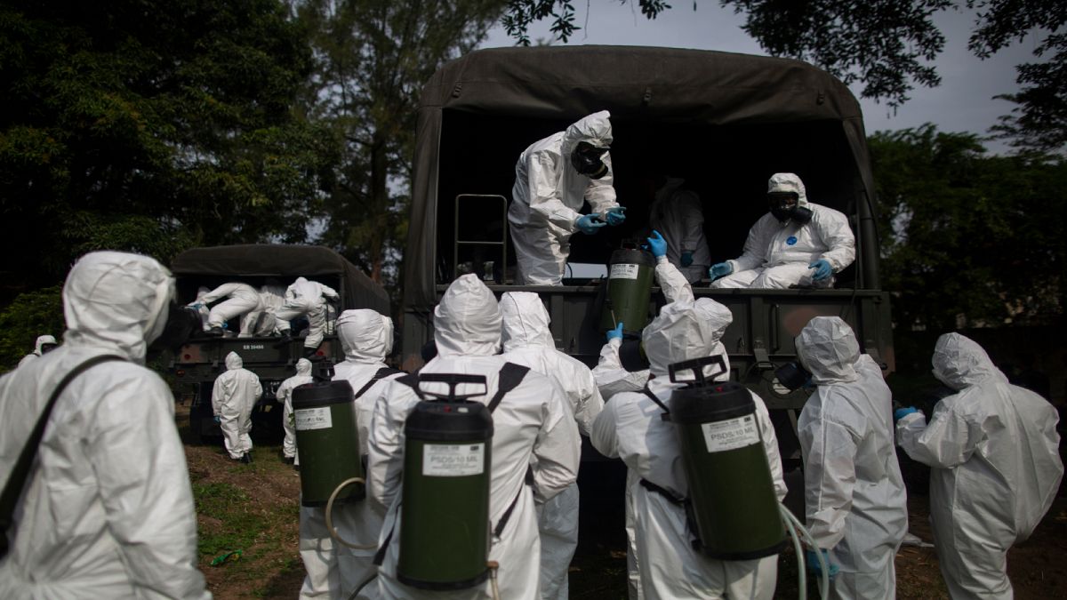  القوات العسكرية البرازيلية تطهر ملجأ عاما كإجراء لمكافحة انتشار فيروس كورونا المستجد في ريو دي جانيرو