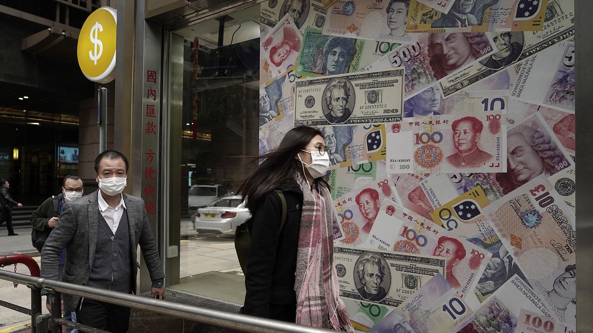 أناس أمام محل لتجارة العملة في هونغ  كونغ - 2020/02/19