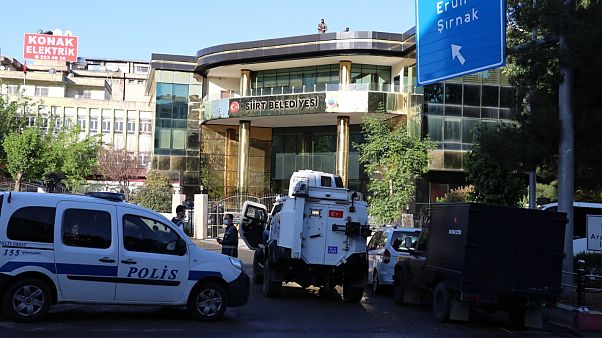 HDP'li 4 belediye başkanı gözaltına alındı, Siirt belediyesine kayyum atandı HDP'li 4 belediye başkanı gözaltına alındı, Siirt belediyesine kayyum atandı
