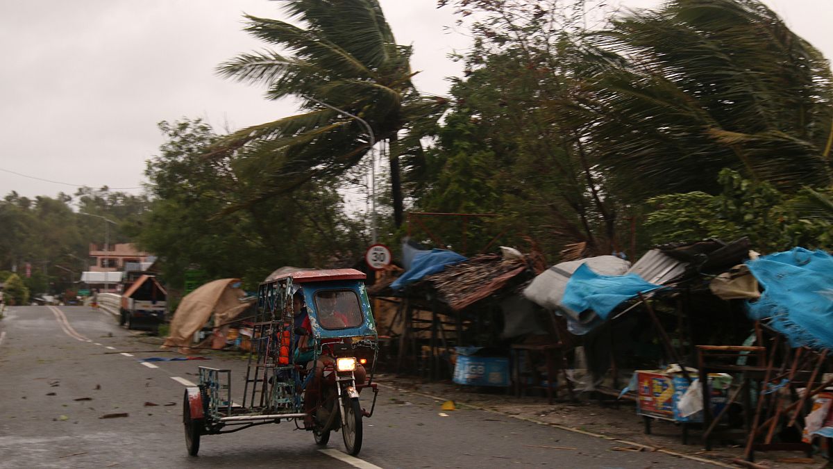 إعصار قوي يضرب الفيليبين