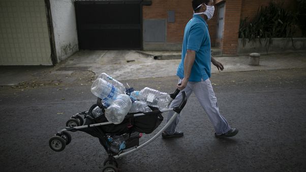 Pandeminin ekonomik krizi derinleştirdiği Venezuela'da mezbaha önlerinde sığır kanı sırası Pandeminin ekonomik krizi derinleştirdiği Venezuela'da mezbaha önlerinde sığır kanı sırası