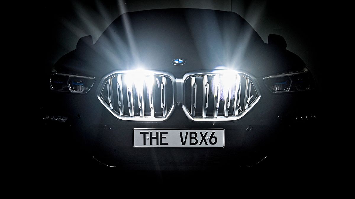 A BMW Vantablack X6 hűtőrácsa a Frankfurti Nemzetközi Autószalonon 2019. szeptember 13-án. 